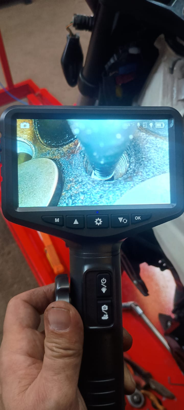 Inspección del motor con cámara boroscópica